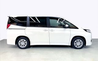 Royal Motor Grandeur Toyota Noah Side View