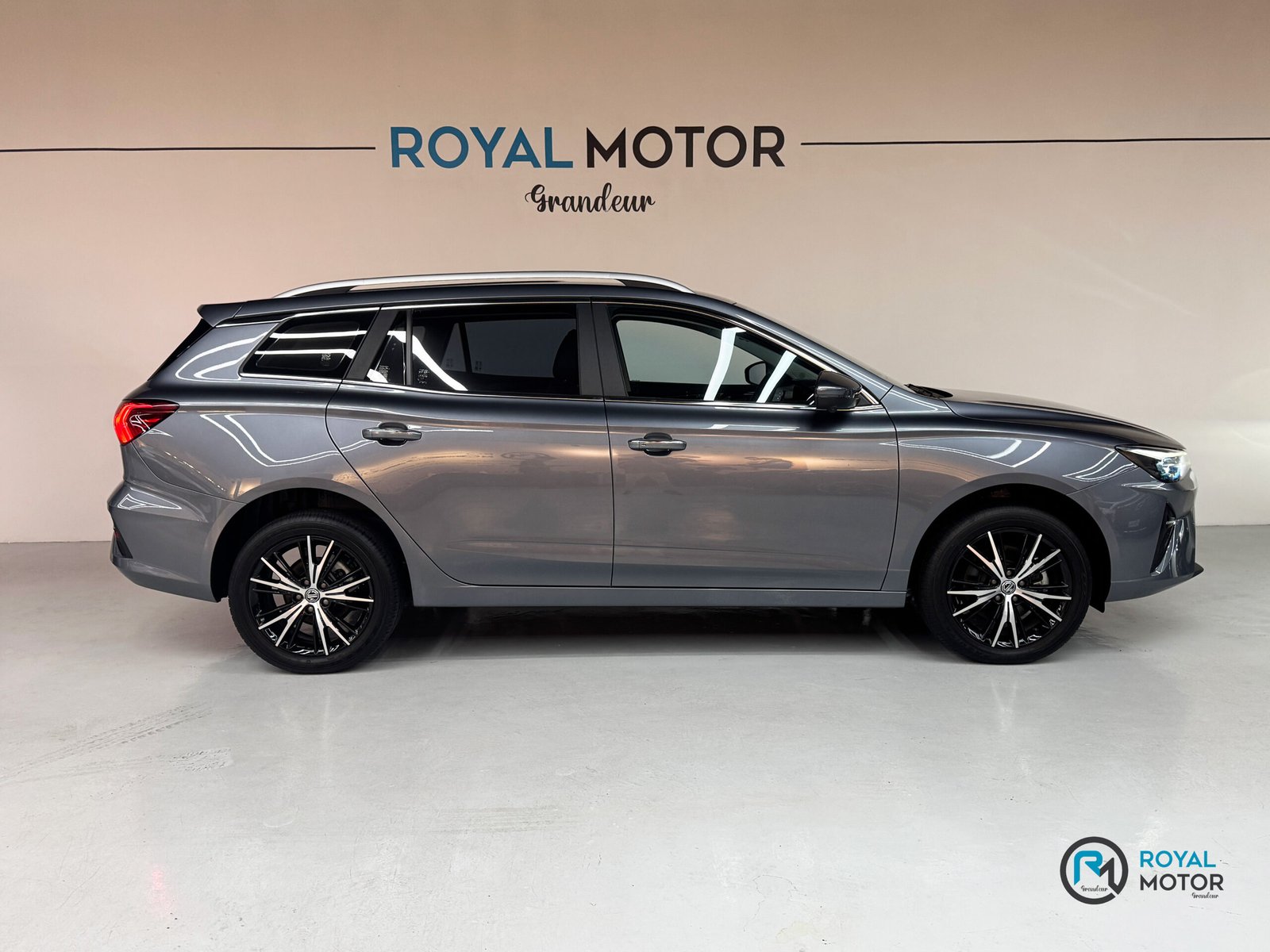 MG5 SW EV Luxury 3 Porsche 911 Carrera S Cabriolet